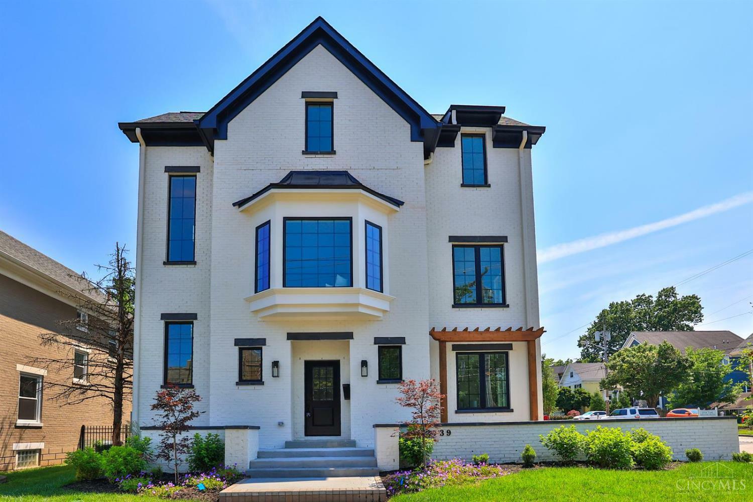 Property Photo: 2739 Observatory Avenue OH 45208