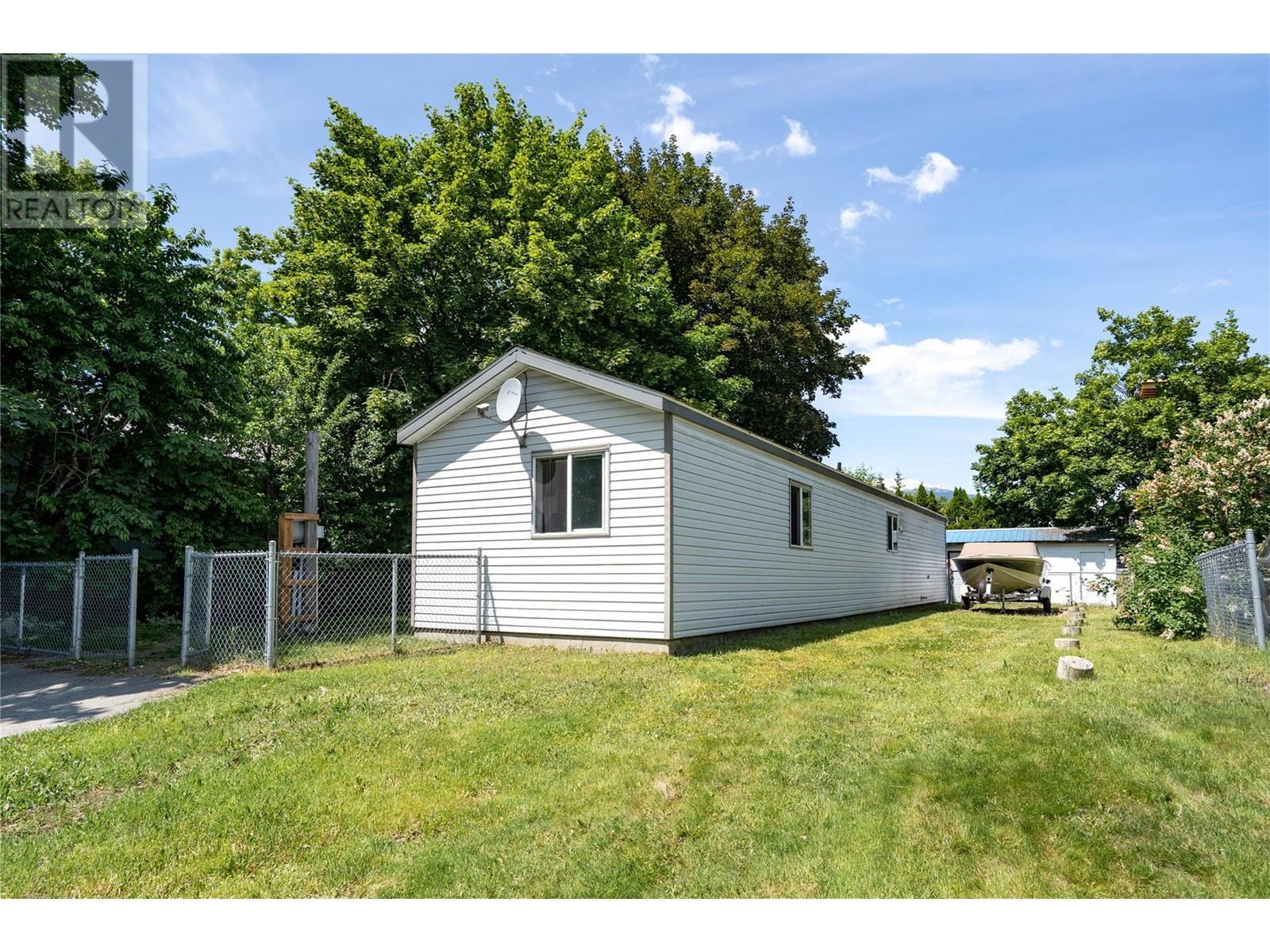 Property Photo: 405 Moss Street BC V0E 2S0