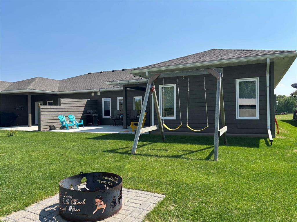 Property Photo:  4 Augusta Drive  MB R0K 1G0 