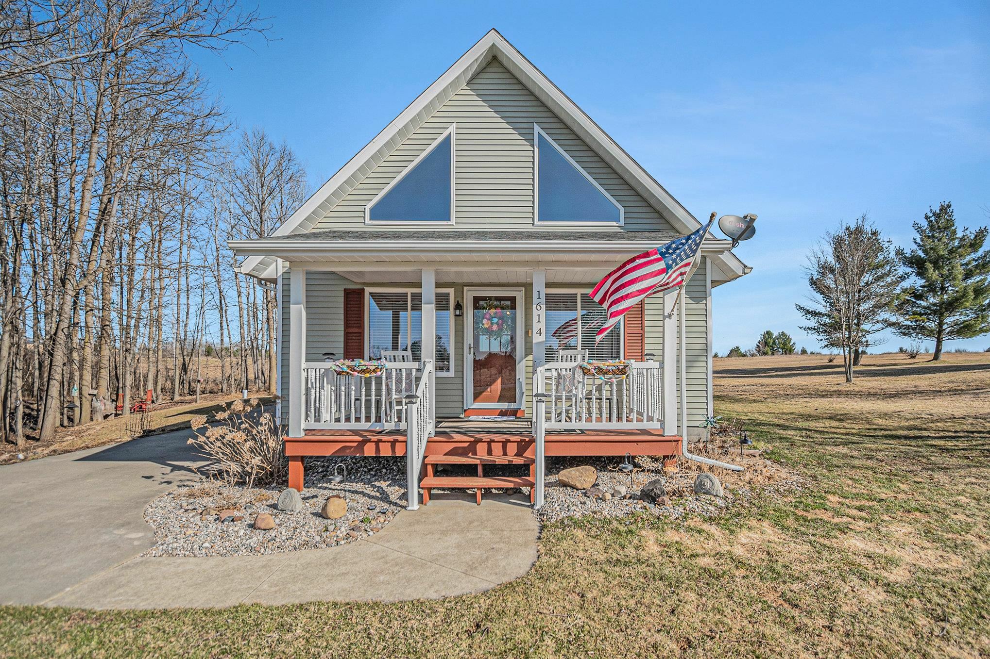 Property Photo:  1614 Bunkerhill Court  MI 48624 