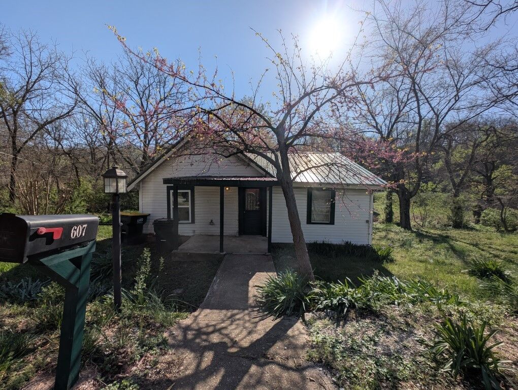 Property Photo:  607 N Sycamore Street  AR 72601 