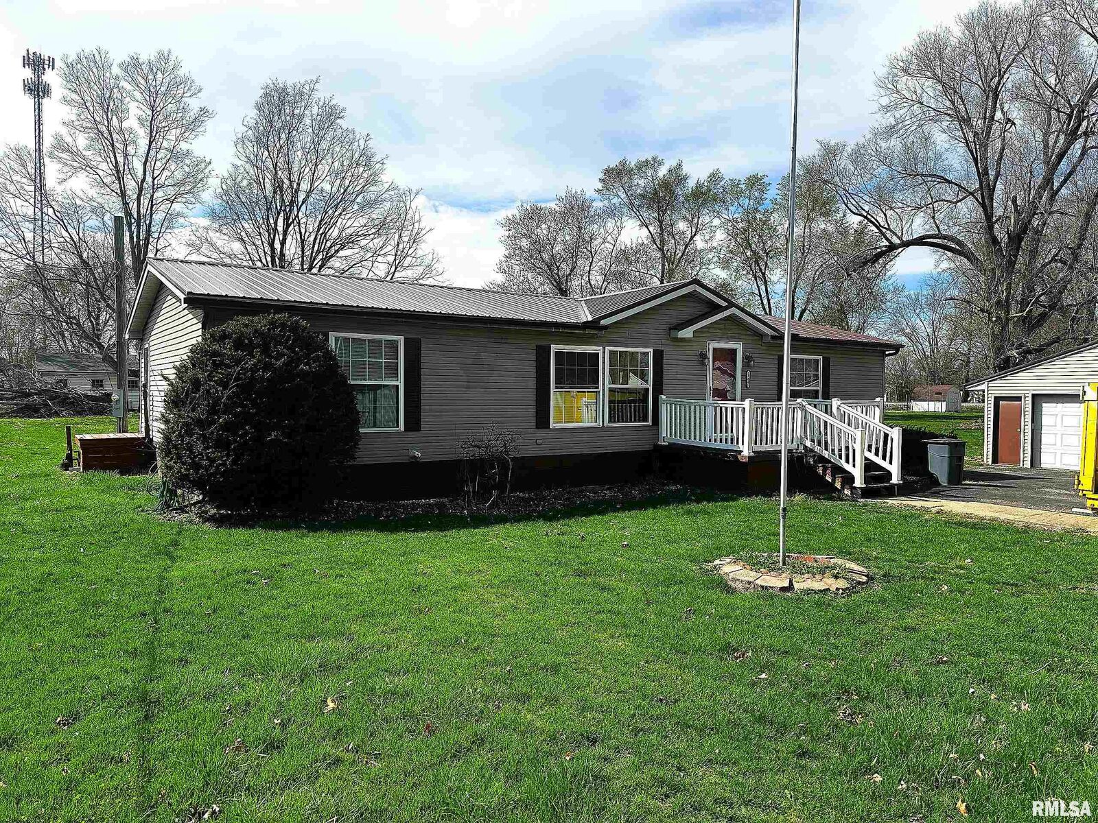 Property Photo:  509 N 6th Street  IL 61427 