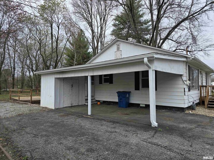 Property Photo:  1121 SW 6th Street  IL 62837 