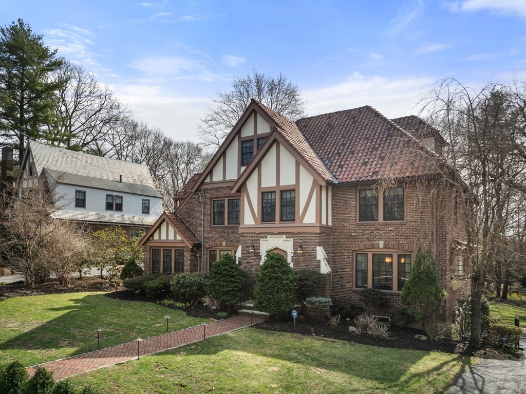Property Photo: 185 Valentine St MA 02465