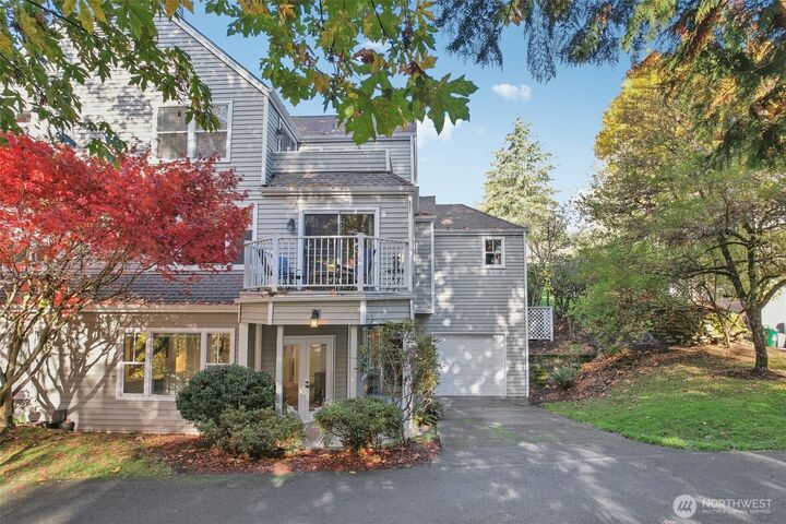 Property Photo:  4266  221st Court SE 1090  WA 98029 