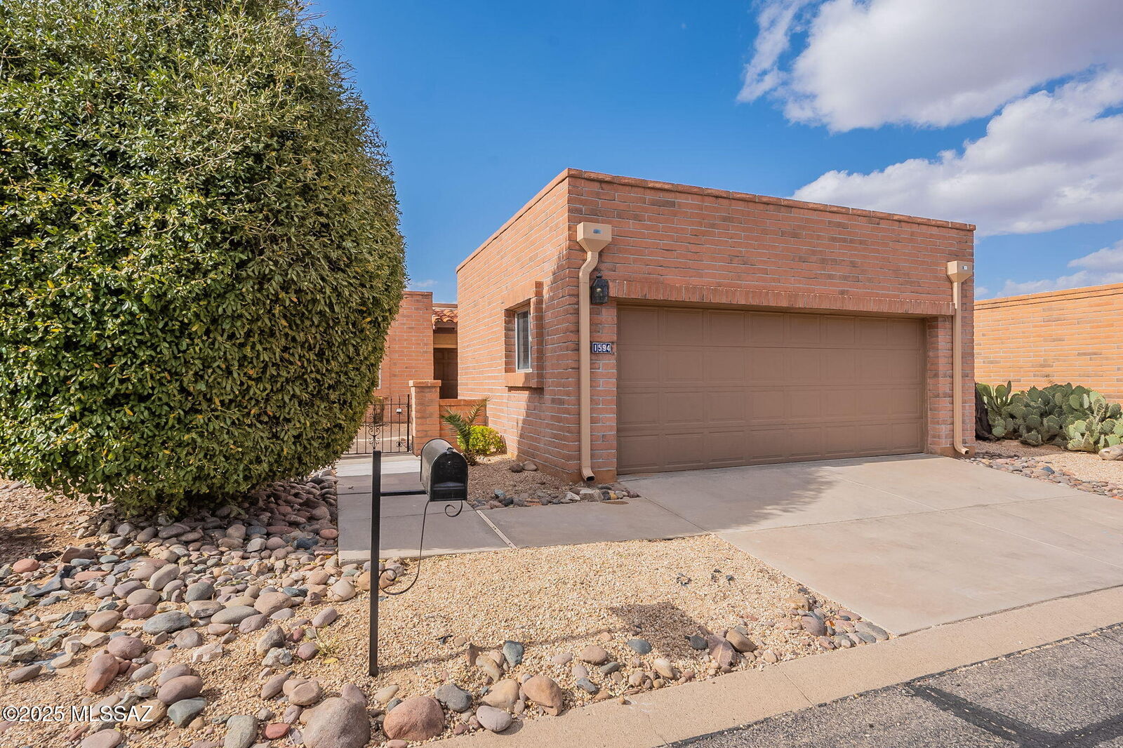 Property Photo:  1594 W Calle Hacienda  AZ 85622 