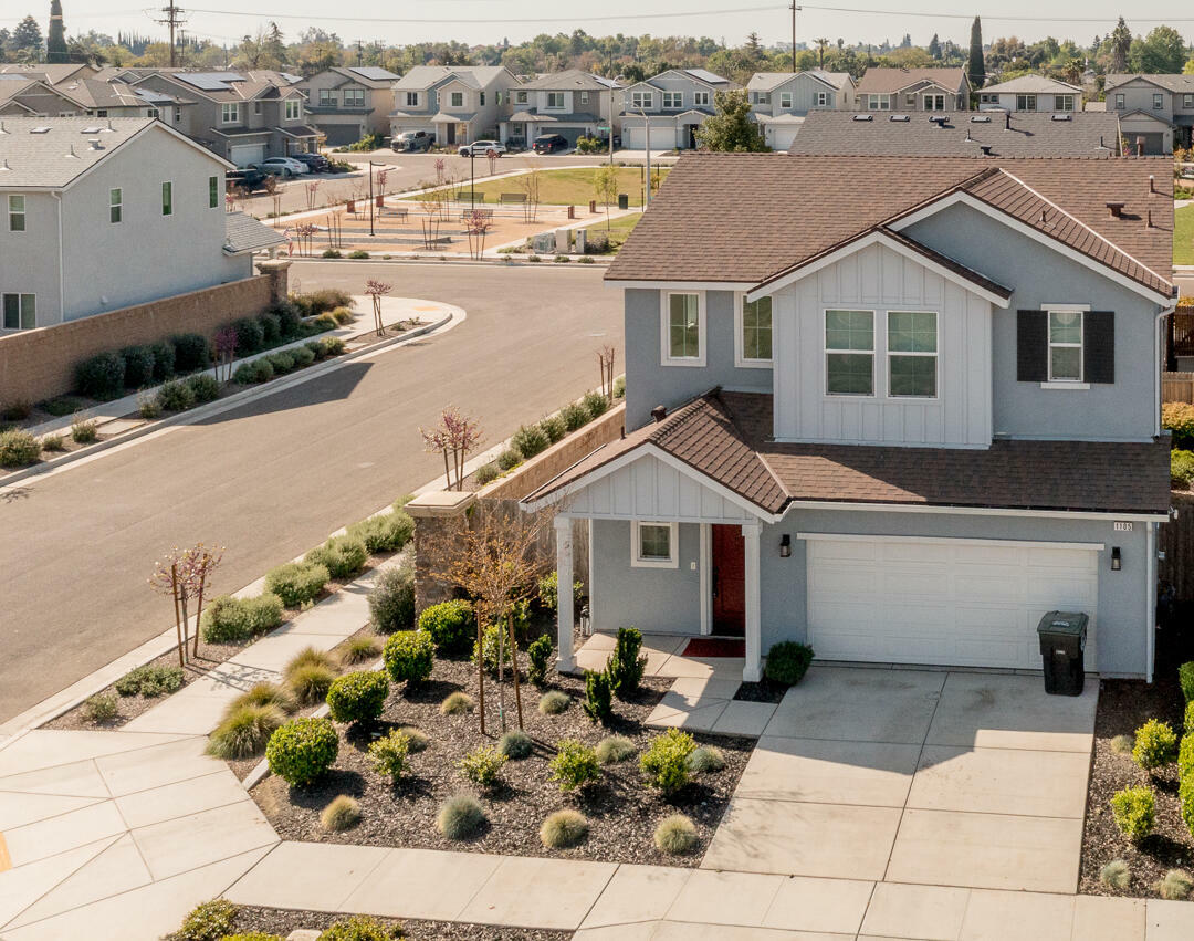 Property Photo: 1105 W Sedona Avenue CA 93291