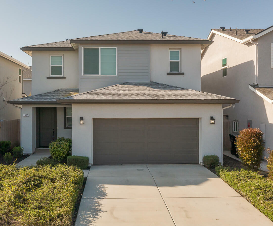 Property Photo: 1005 W Sedona Avenue CA 93291
