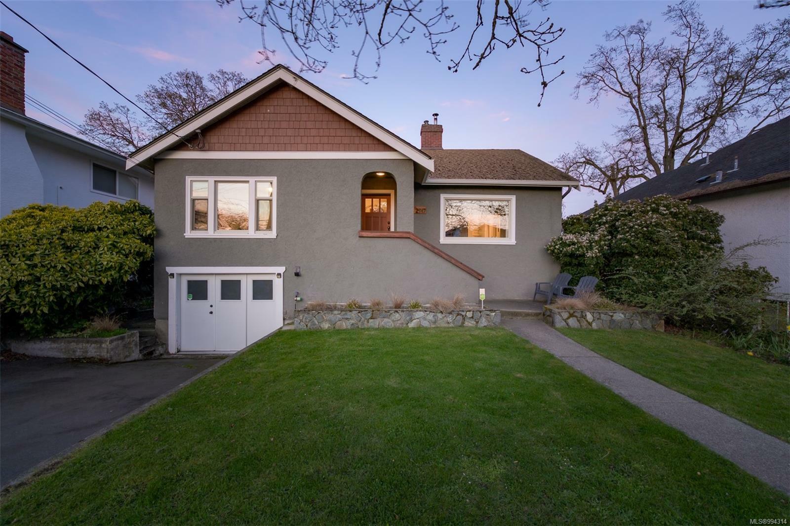 Property Photo: 2917 Foul Bay Rd BC V8R 5C7