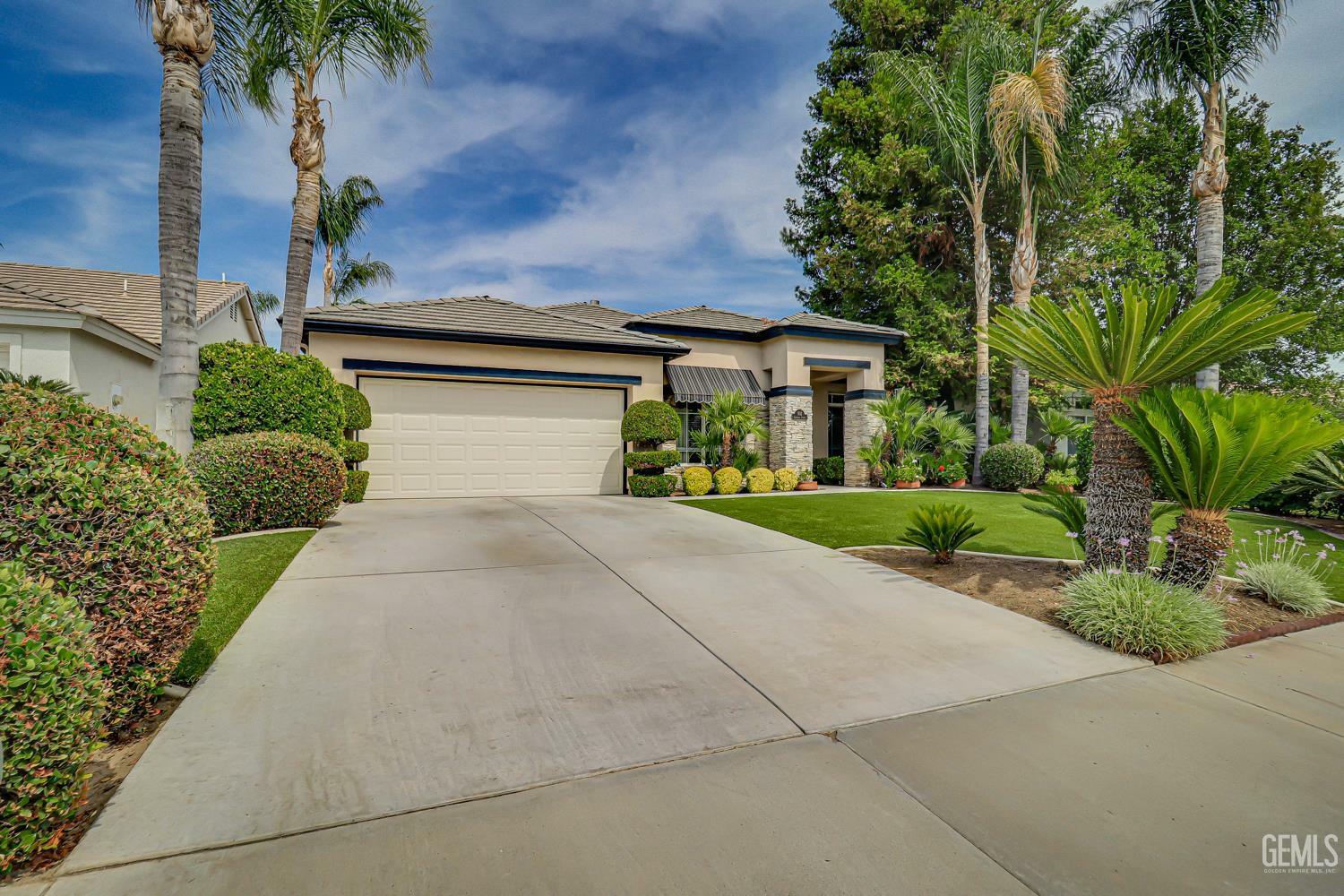 Property Photo: 502 Lewisham Street CA 93311