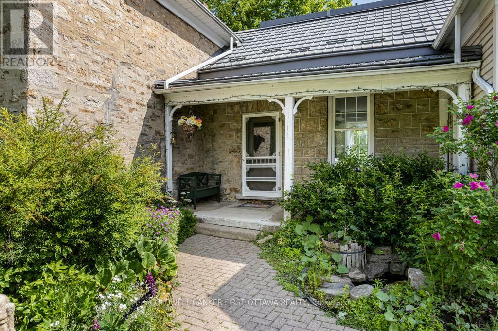 Property Photo:  28 South Street  ON K7H 2G1 