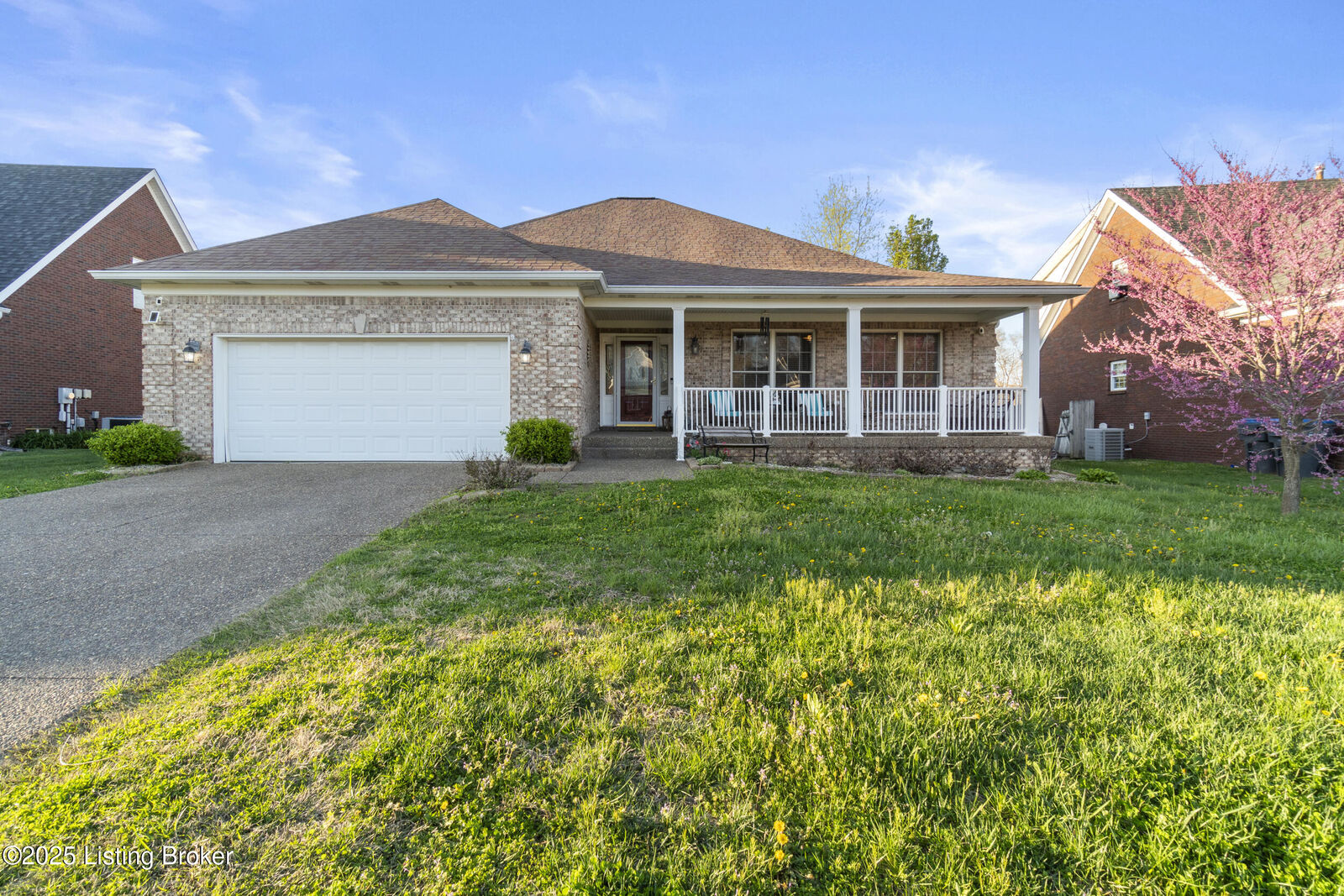 Property Photo:  7405 Apple Mill Dr  KY 40228 