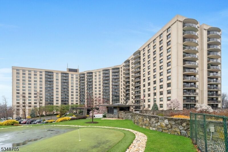 Property Photo:  2 Claridge Dr 6fw  NJ 07044 