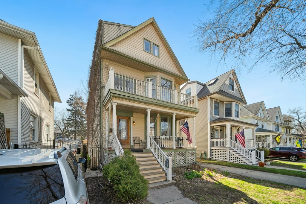 Property Photo: 3915 N Kenneth Avenue IL 60641