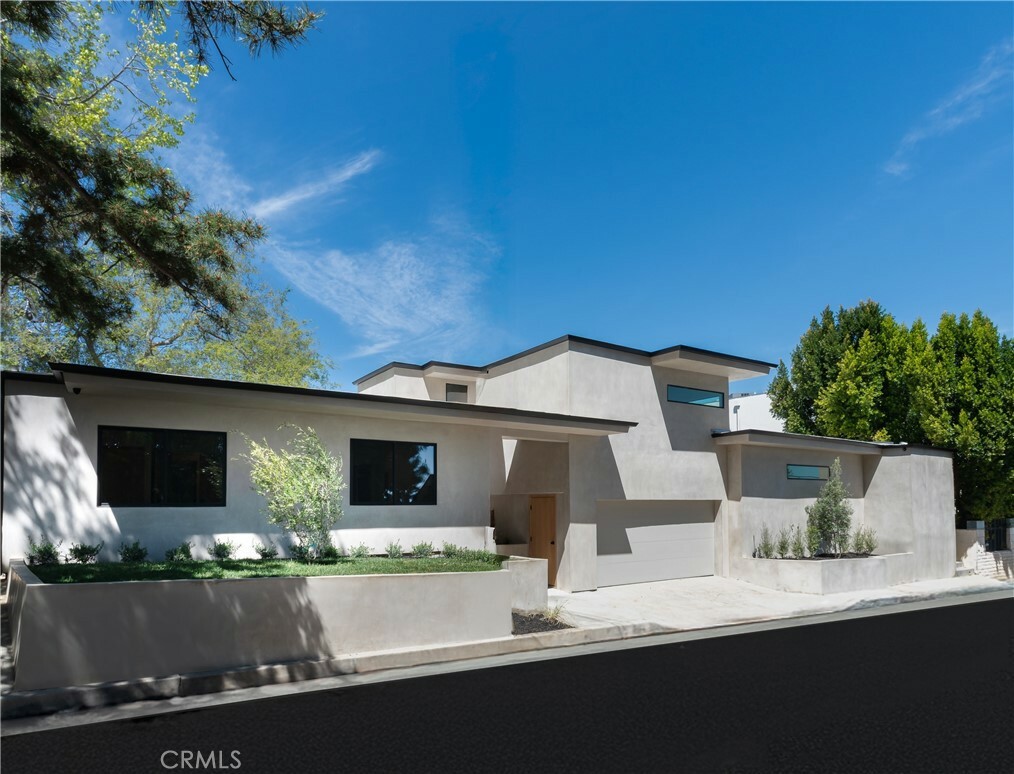 Property Photo: 3901 Cody Road CA 91403
