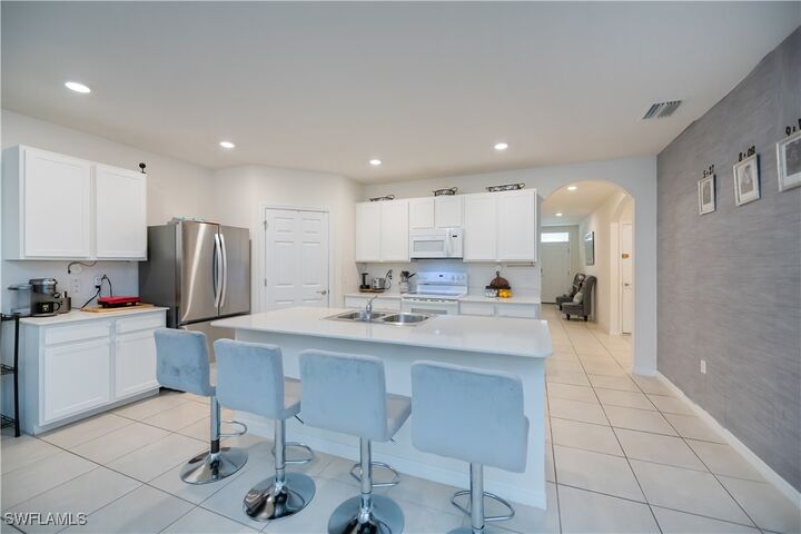 Property Photo:  3318 Acapulco Circle  FL 33909 