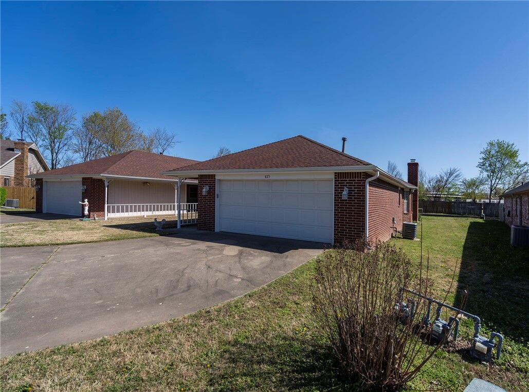 Property Photo:  825 Linden Street  AR 72756 
