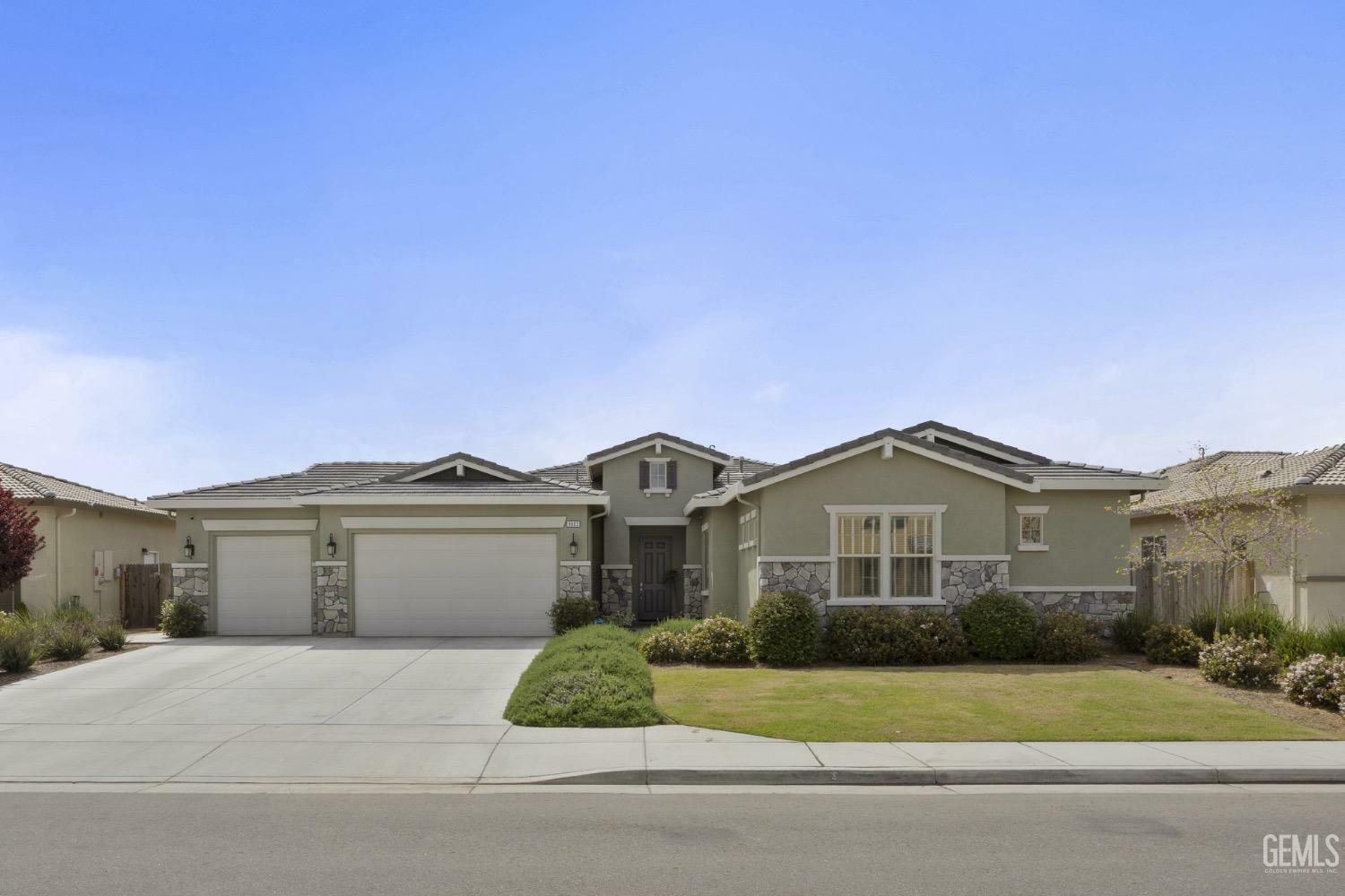 Property Photo: 9003 Del Palma Drive CA 93314