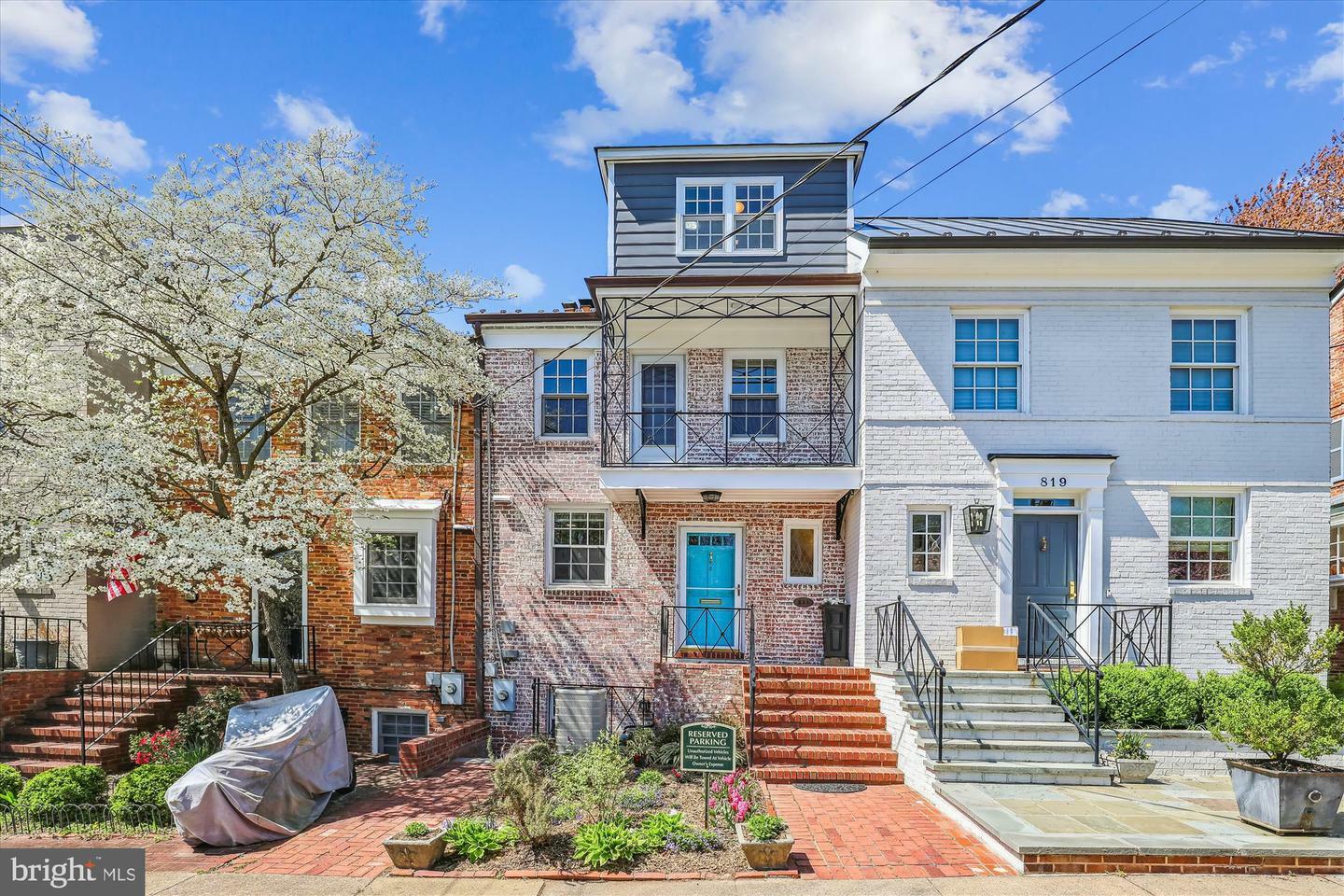 Property Photo: 821 S Lee Street VA 22314