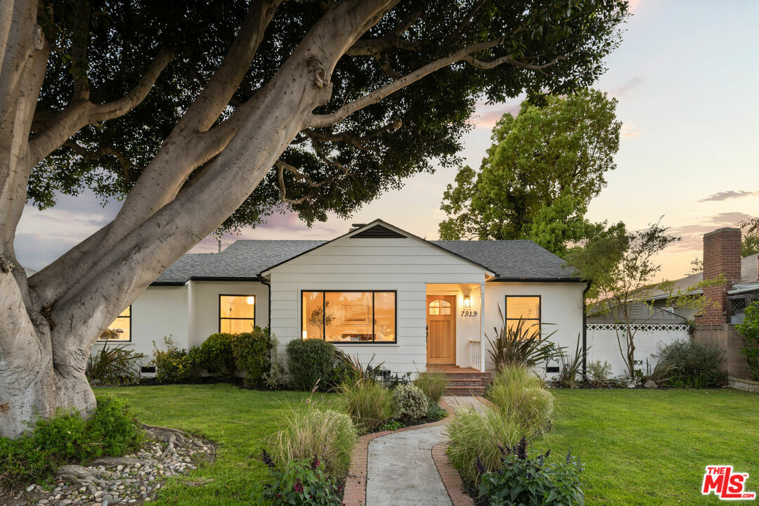 Property Photo: 7919 Kenyon Ave CA 90045