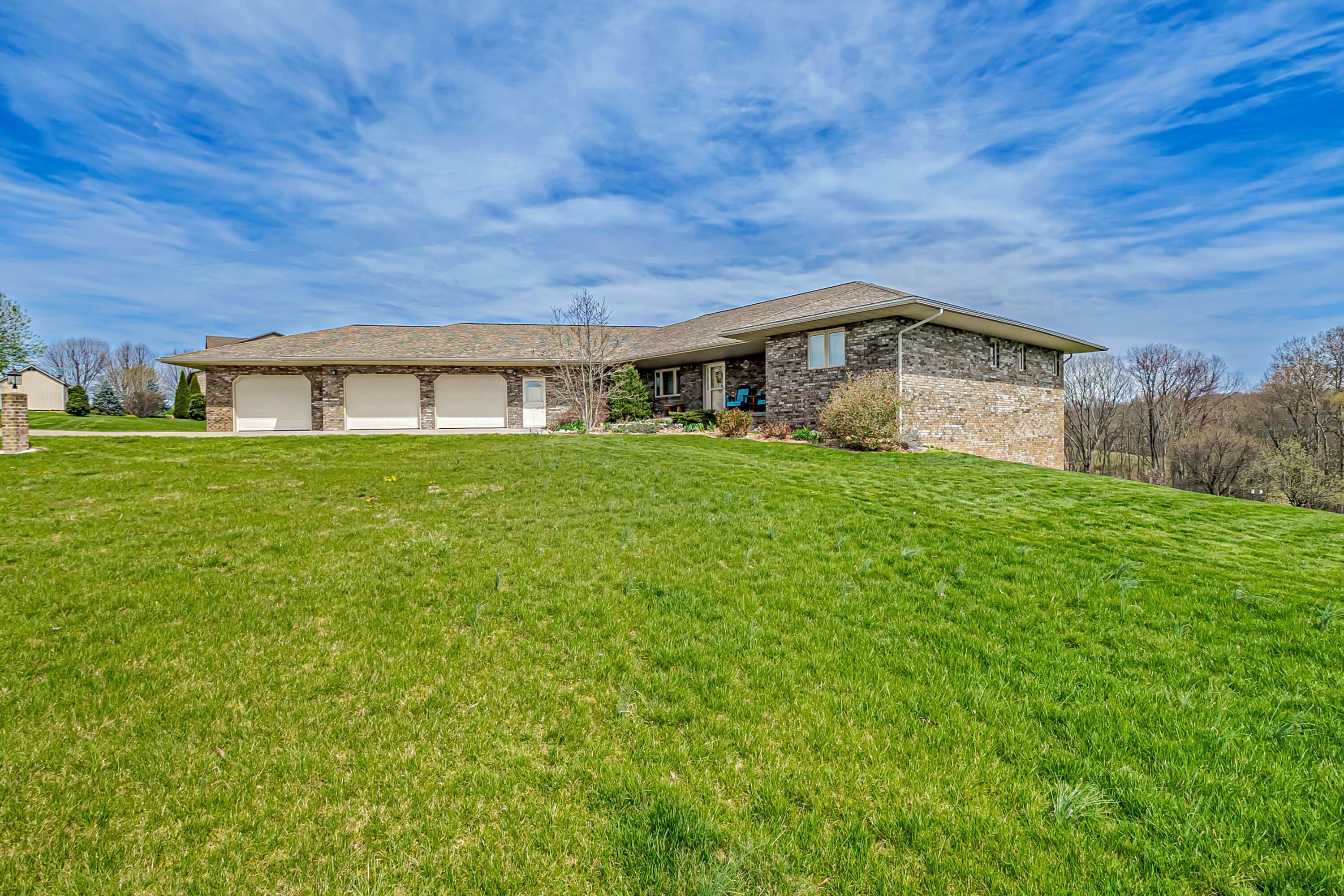 Property Photo: 6845 Heritage Run Drive OH 43701