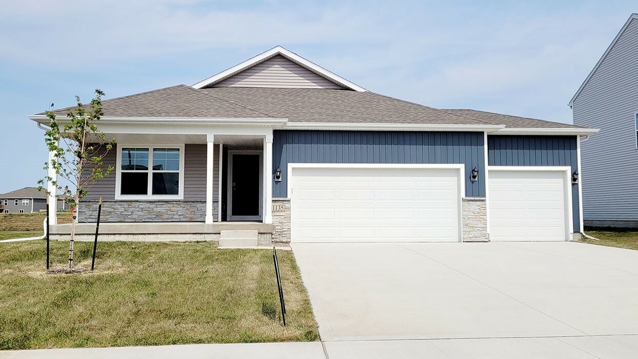Property Photo: 2201 N Summercrest Street IA 50125