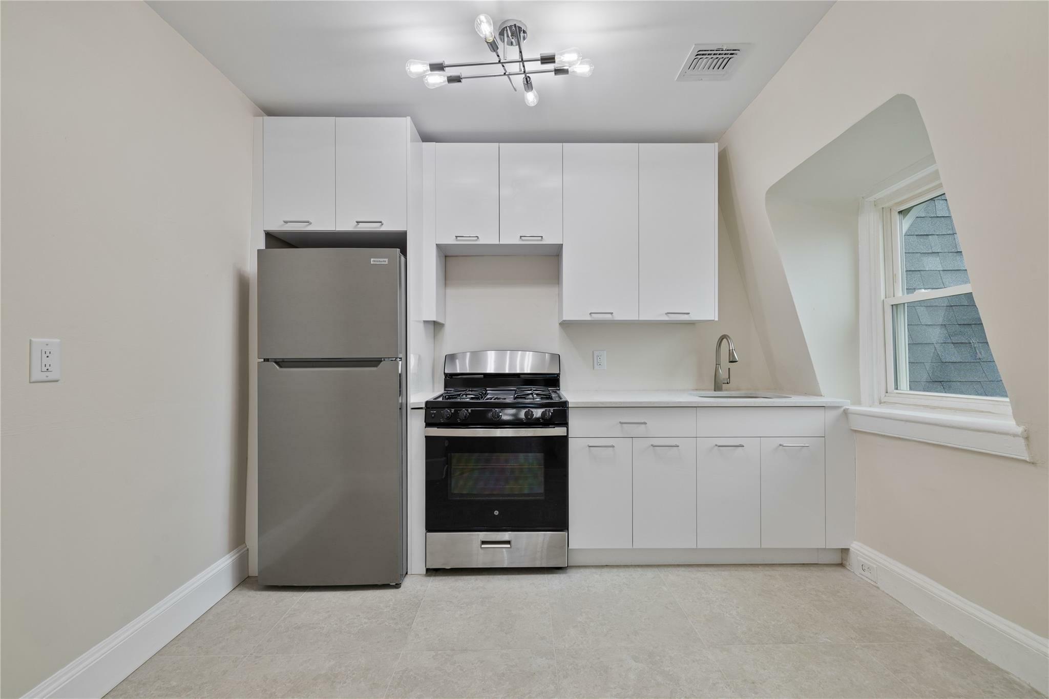 Property Photo: 1 Elizabeth Place 2F NY 10960