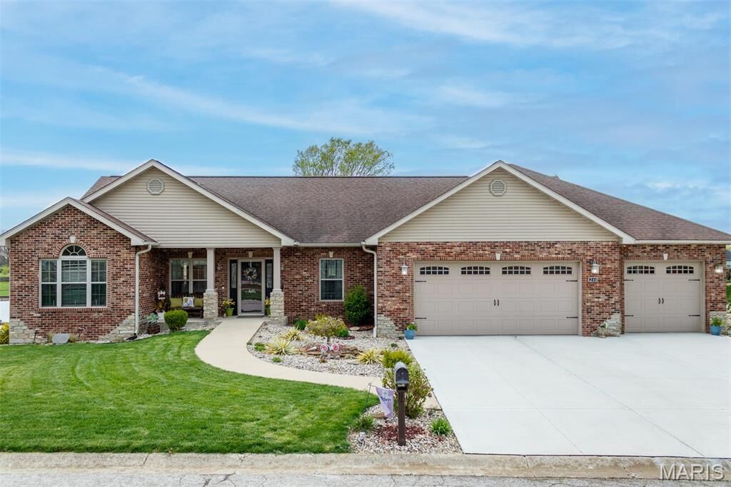 Property Photo: 244 Oakridge Court IL 62208