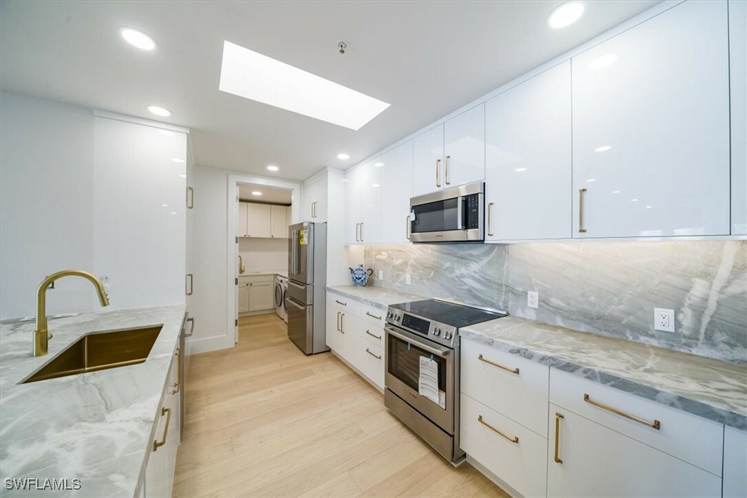 Property Photo: 780 5th Avenue S 305 FL 34102
