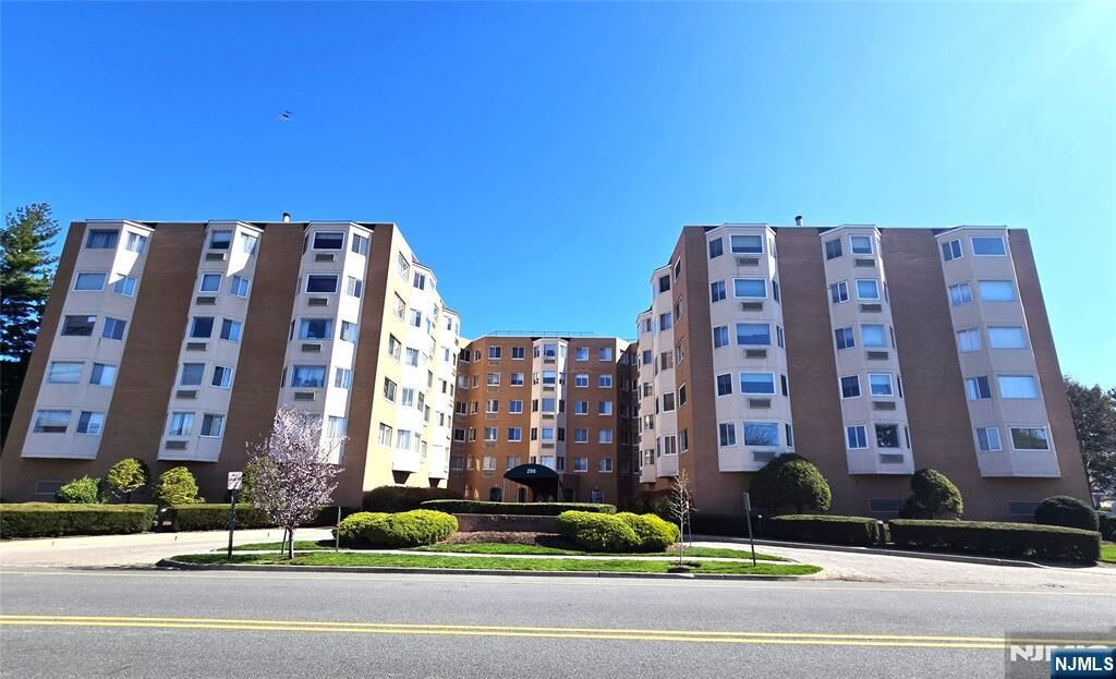 Property Photo: 290 Anderson Street 4F NJ 07601