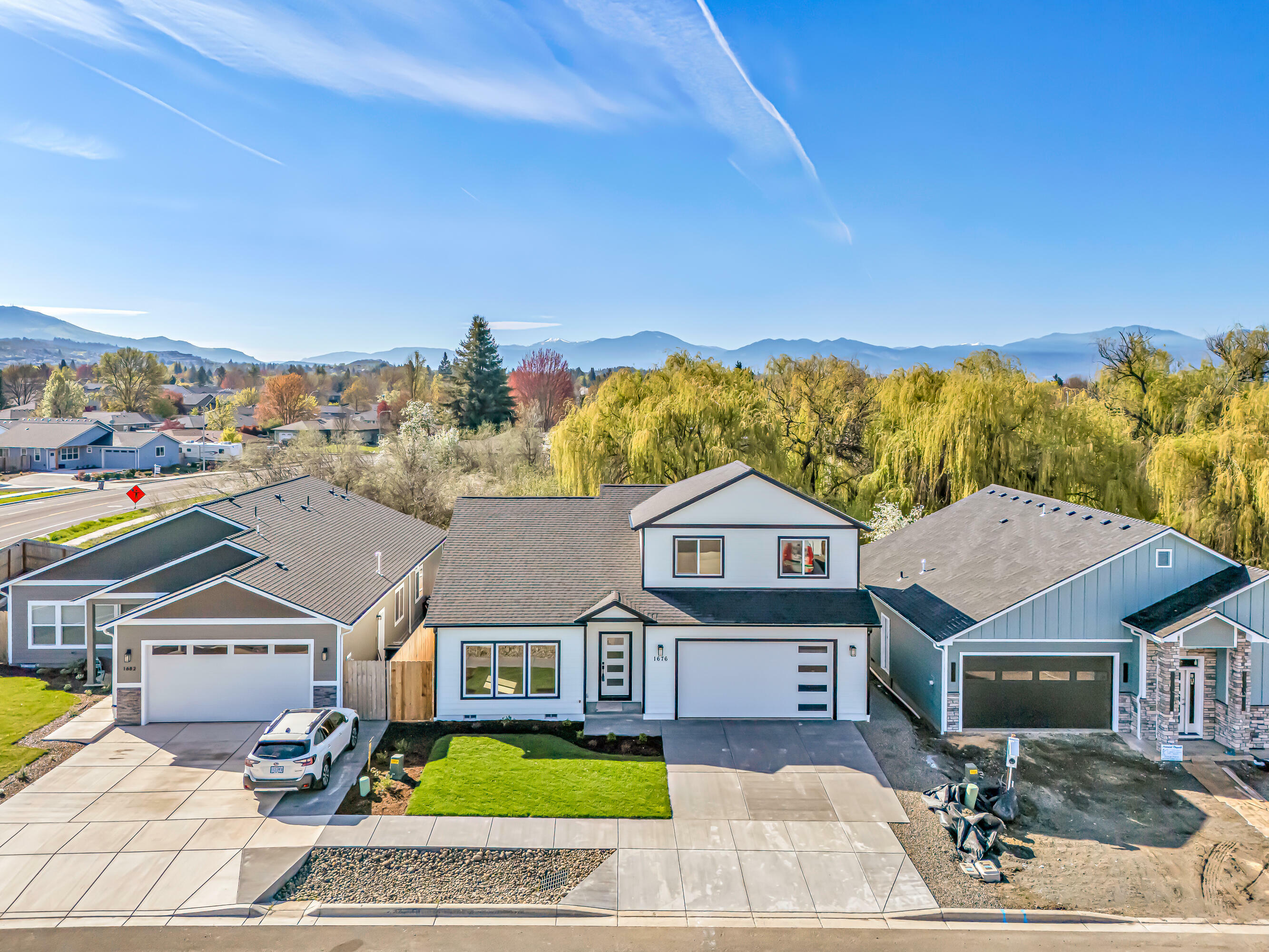 Property Photo: 1676 Monarch Lane OR 97504