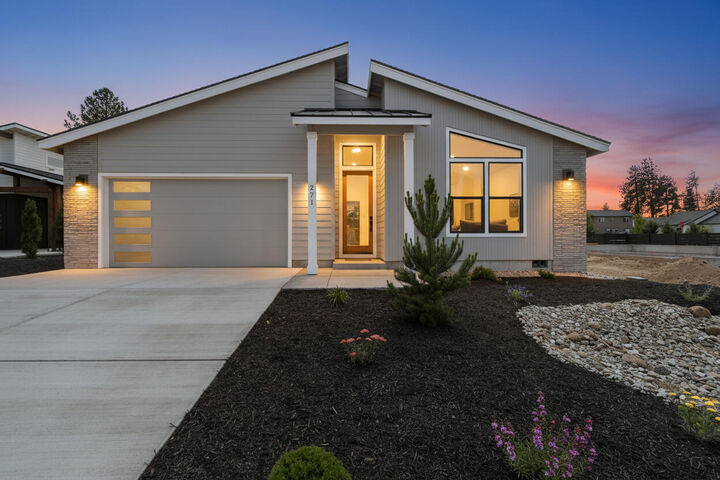 Property Photo:  271 E Diamond Peak Avenue  OR 97759 