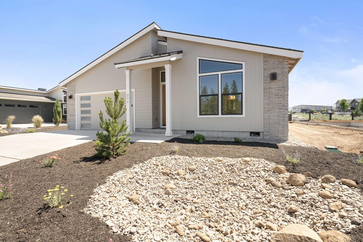 Property Photo: 271 E Diamond Peak Avenue OR 97759