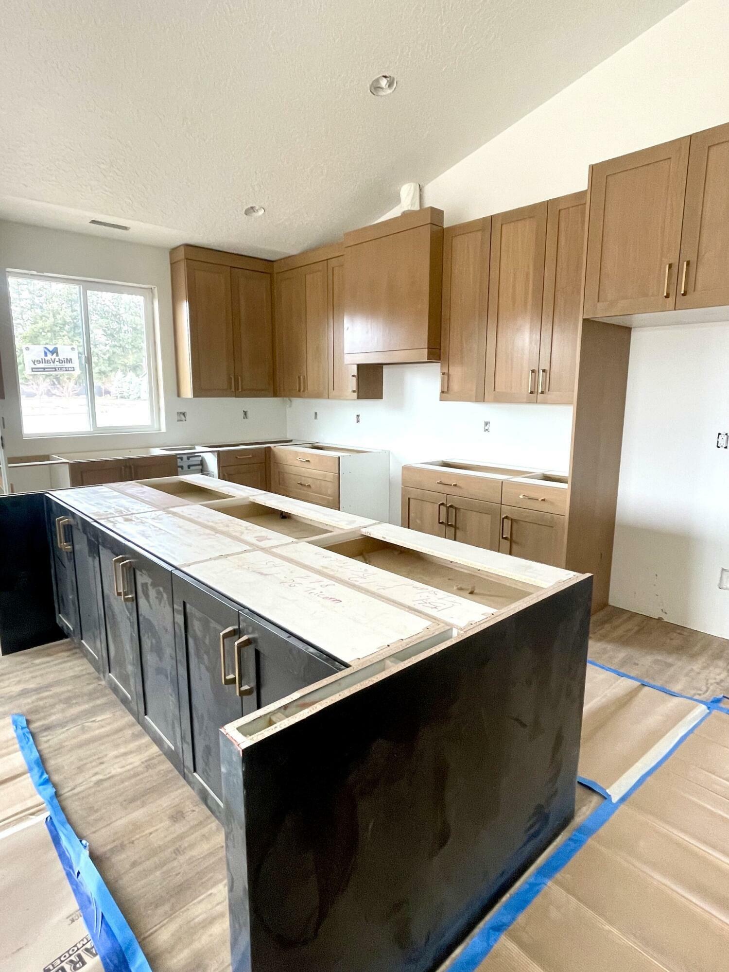 Property Photo: 271 E Diamond Peak Avenue OR 97759