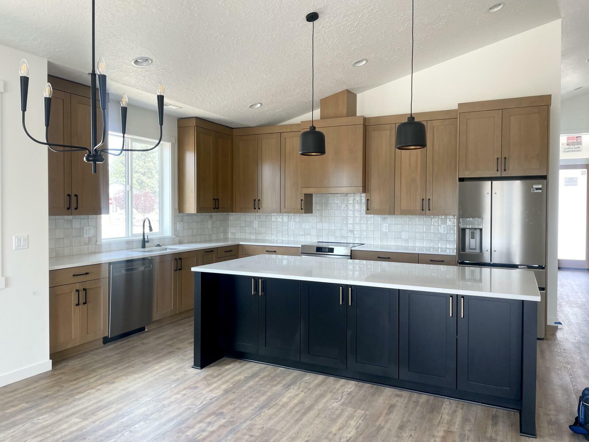 Property Photo:  271 E Diamond Peak Avenue  OR 97759 