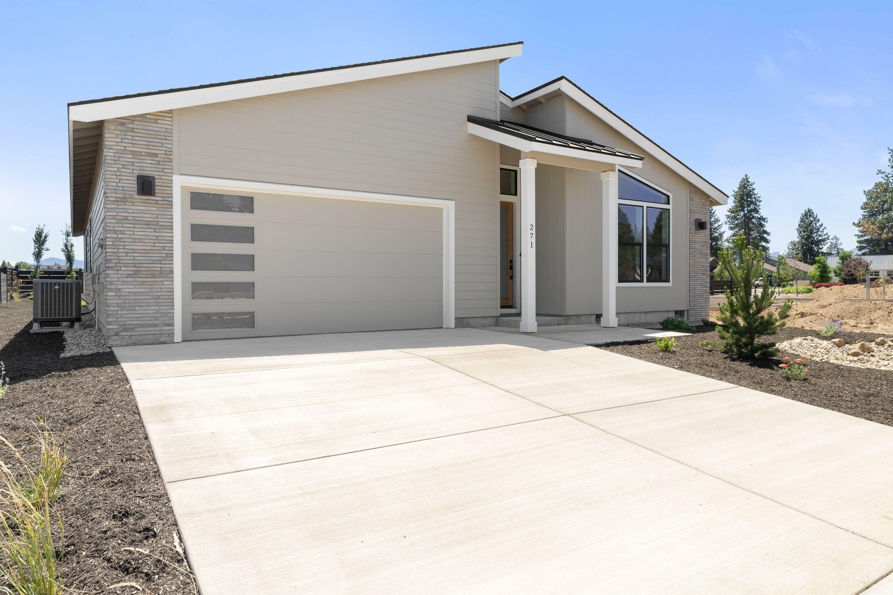 Property Photo: 271 E Diamond Peak Avenue OR 97759