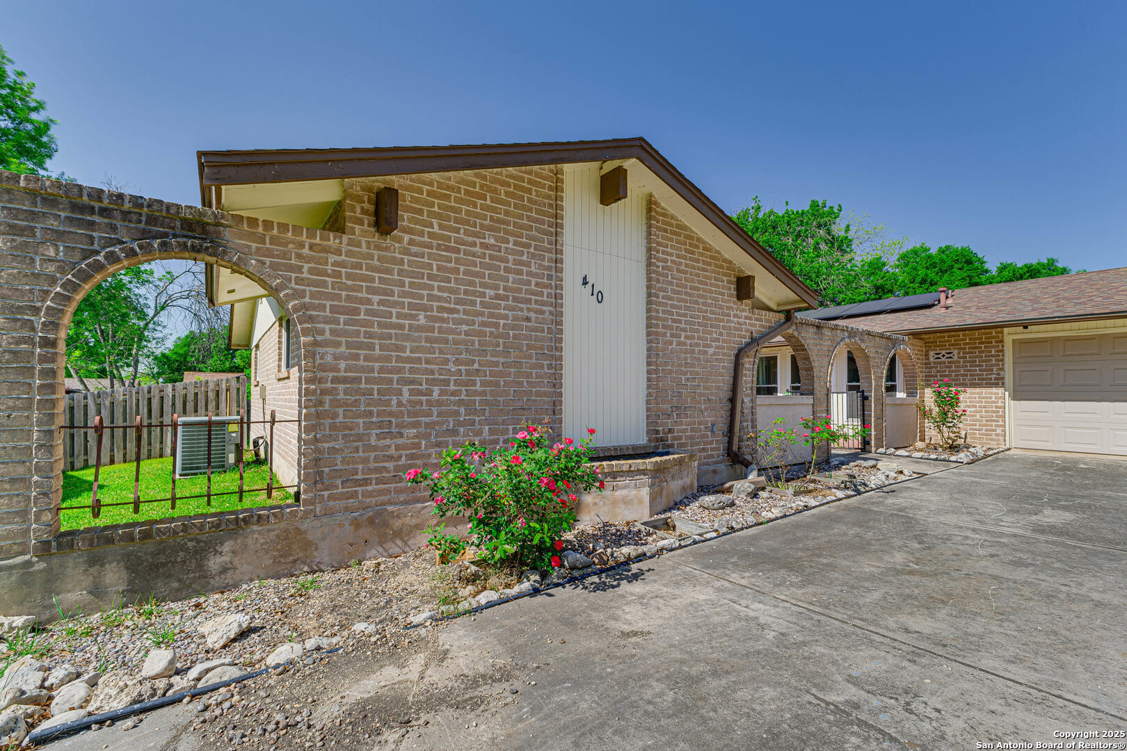 Property Photo:  410 De Soto  TX 78148 