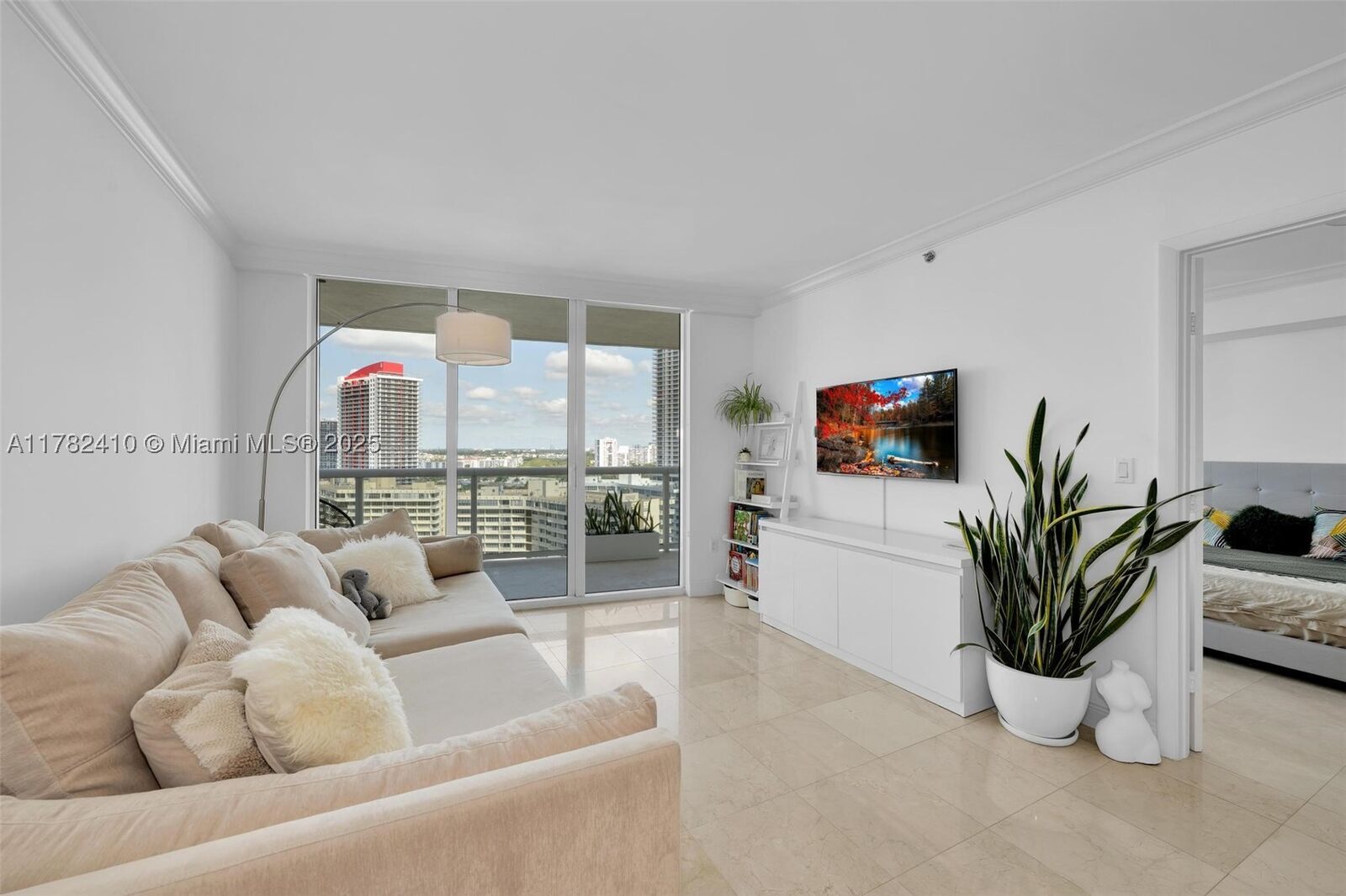 Property Photo:  1850 S Ocean Dr 1709  FL 33009 