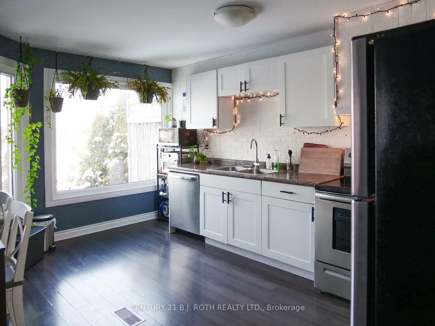 Photo de la propriété: 157A Cumberland Street ON L4N 2P9