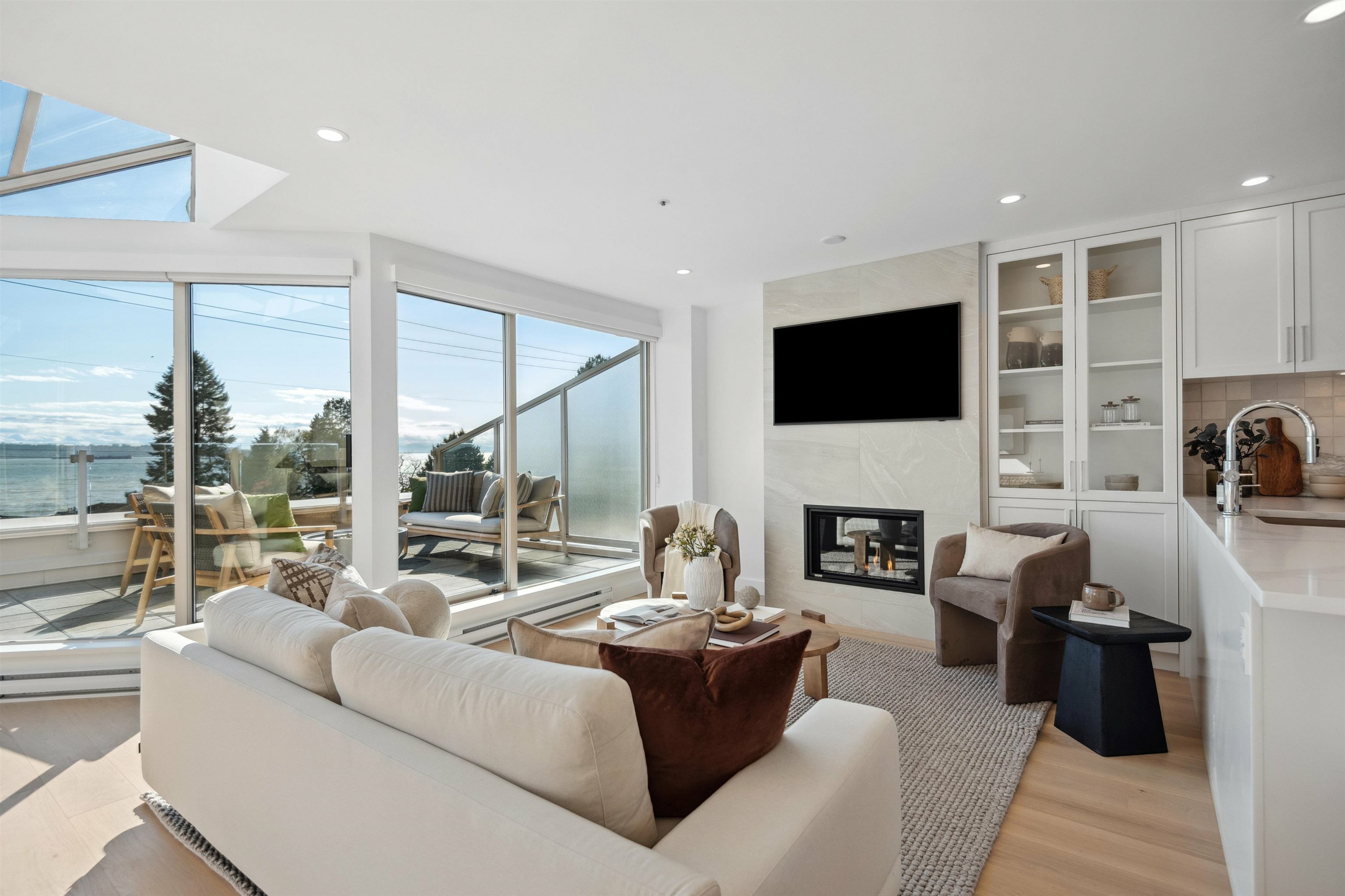 Property Photo: 2433 Bellevue Avenue 207 BC V7V 1E1