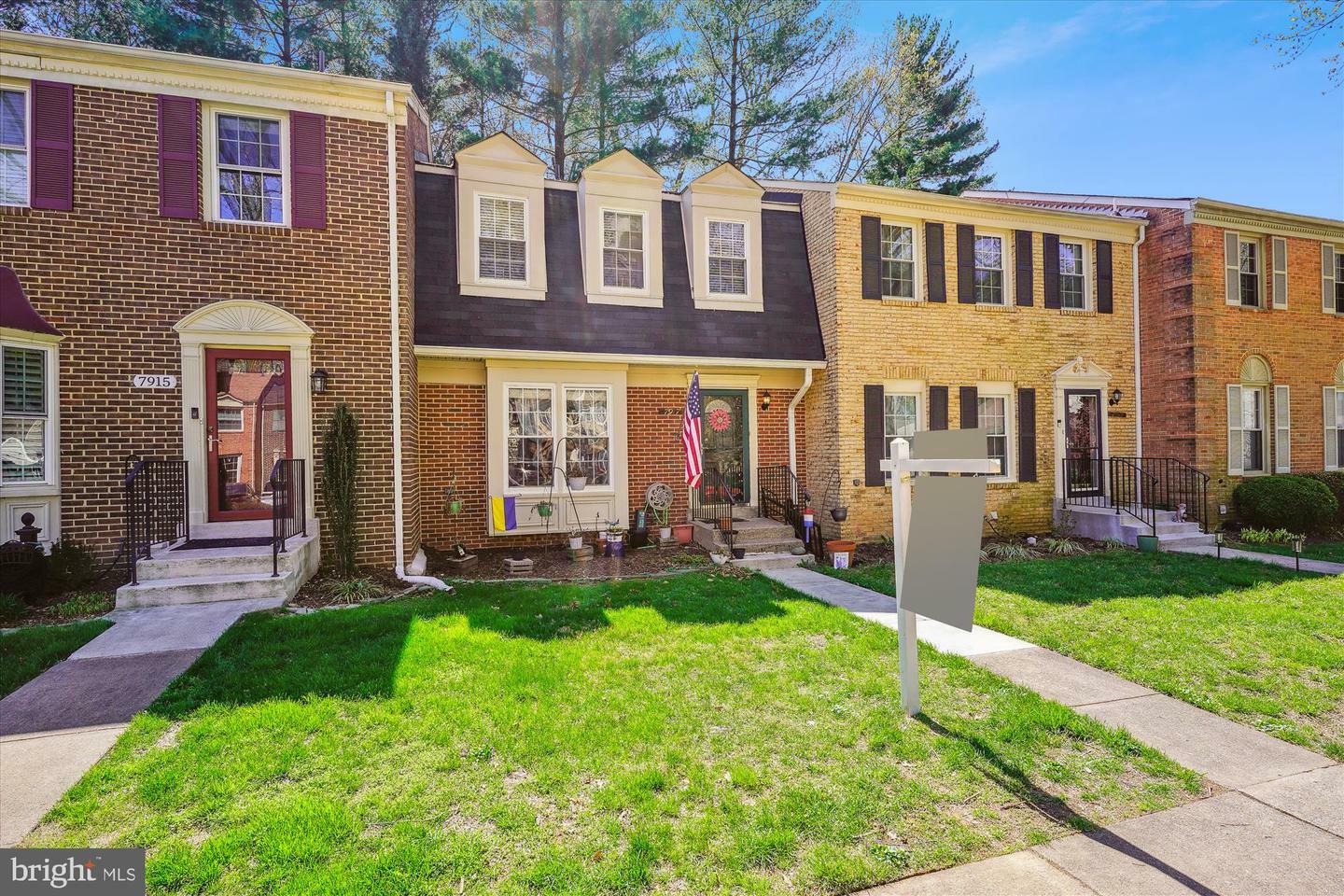Property Photo: 7917 Treeside Court VA 22152