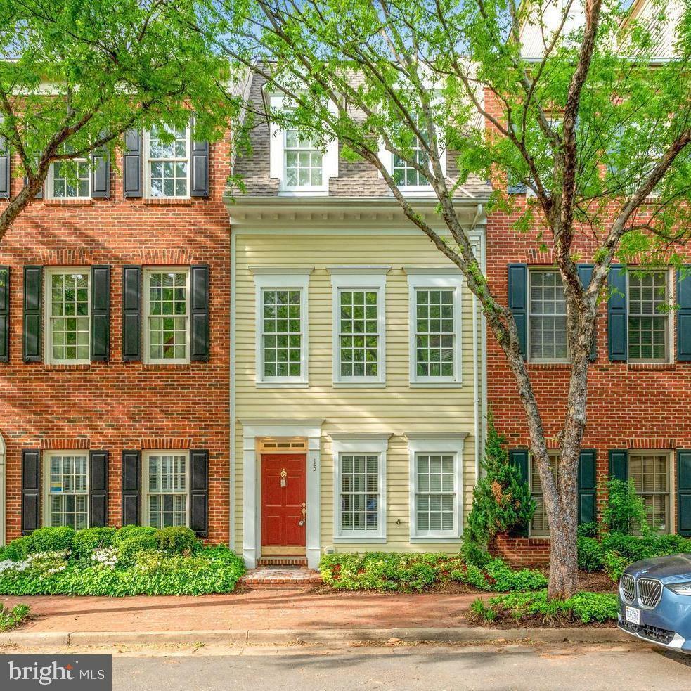 Property Photo: 15 Franklin Street VA 22314