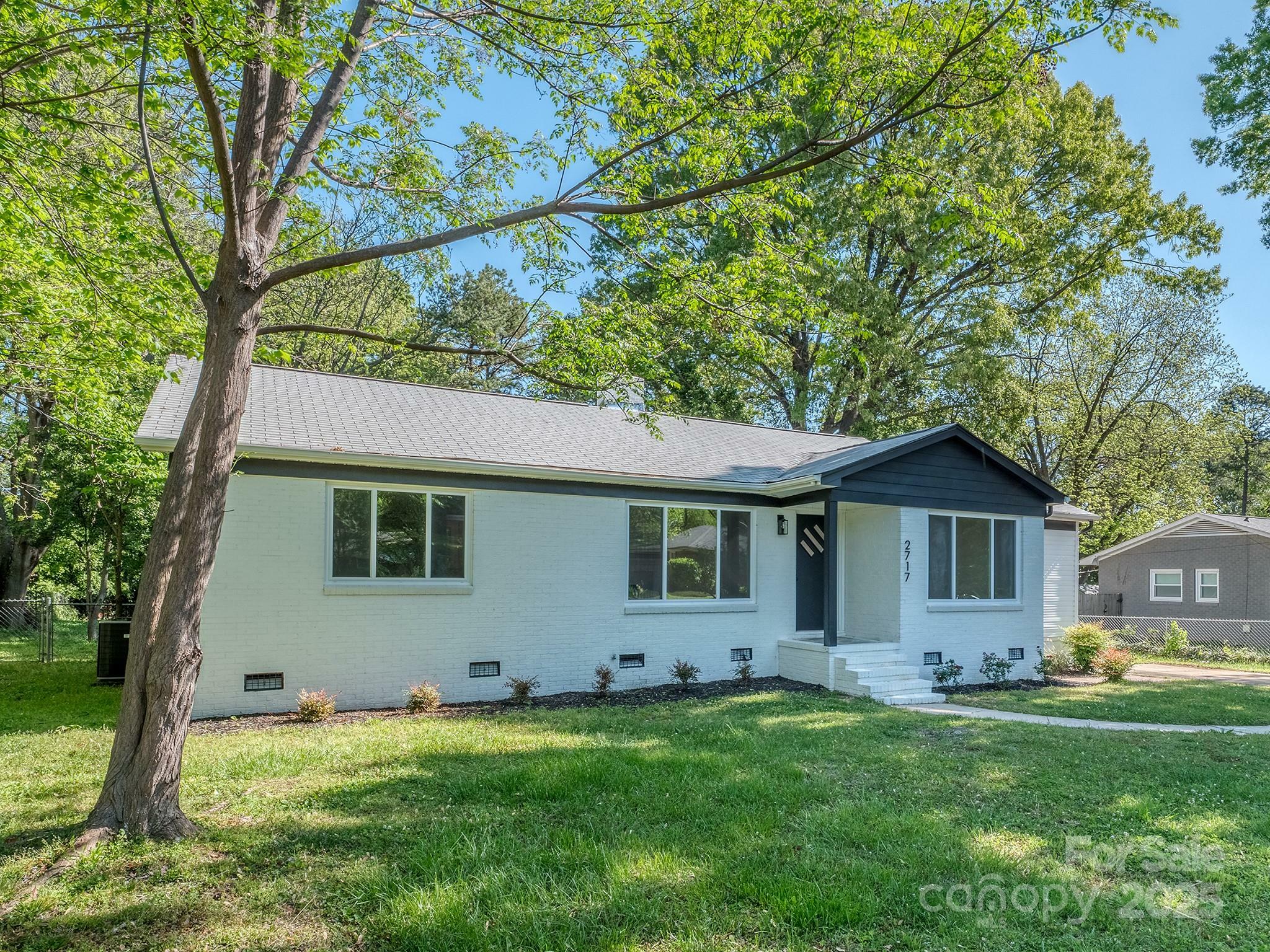 Property Photo:  2717 Springway Drive  NC 28205 