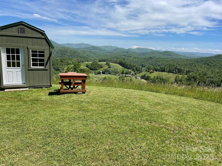 Property Photo:  999 Chestnut Mountain Drive  NC 28740 