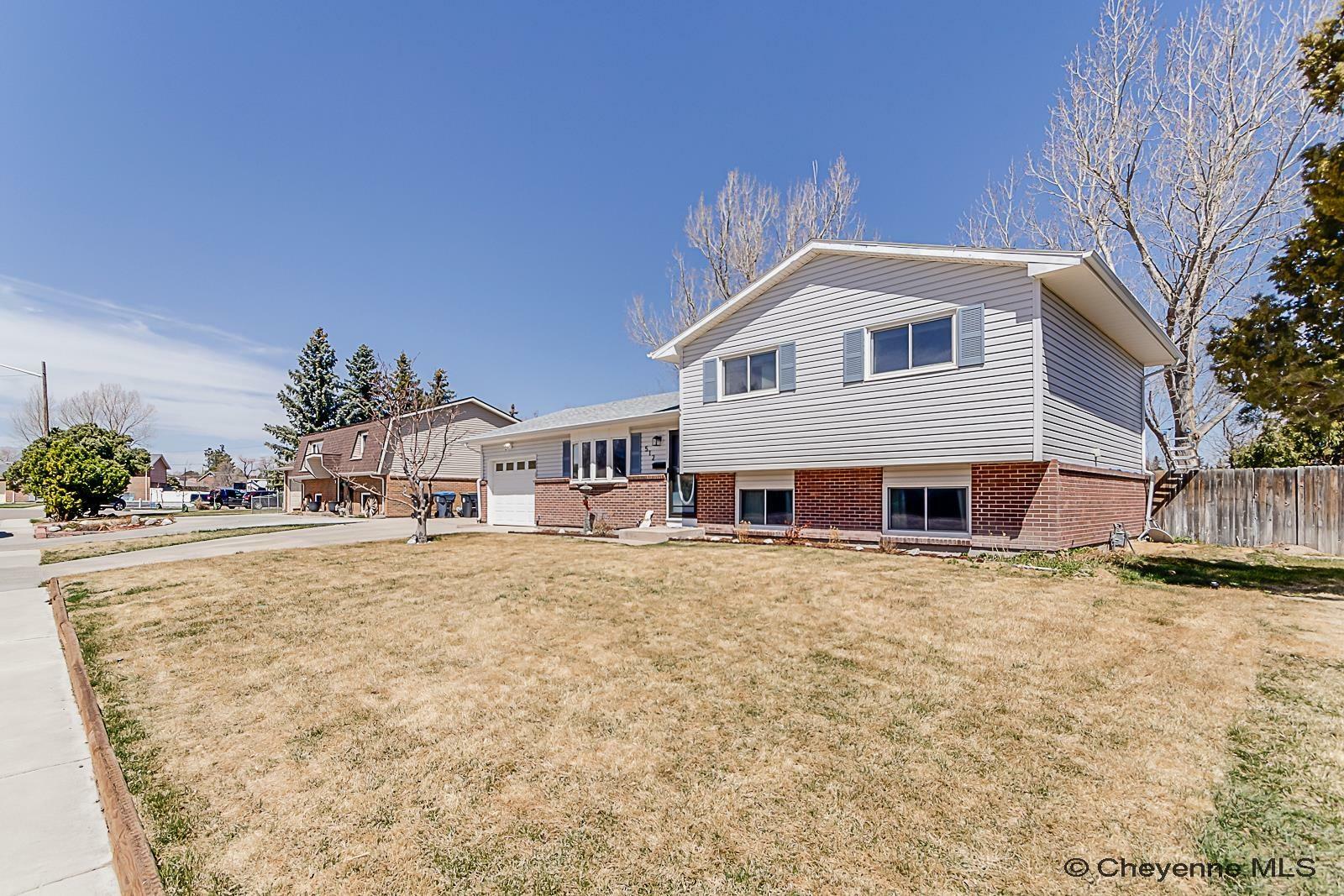 Property Photo: 512 Ogallala Pl WY 82009