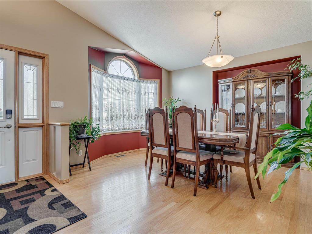 Property Photo: 31 Blue Mountain Road MB R2J 4H5