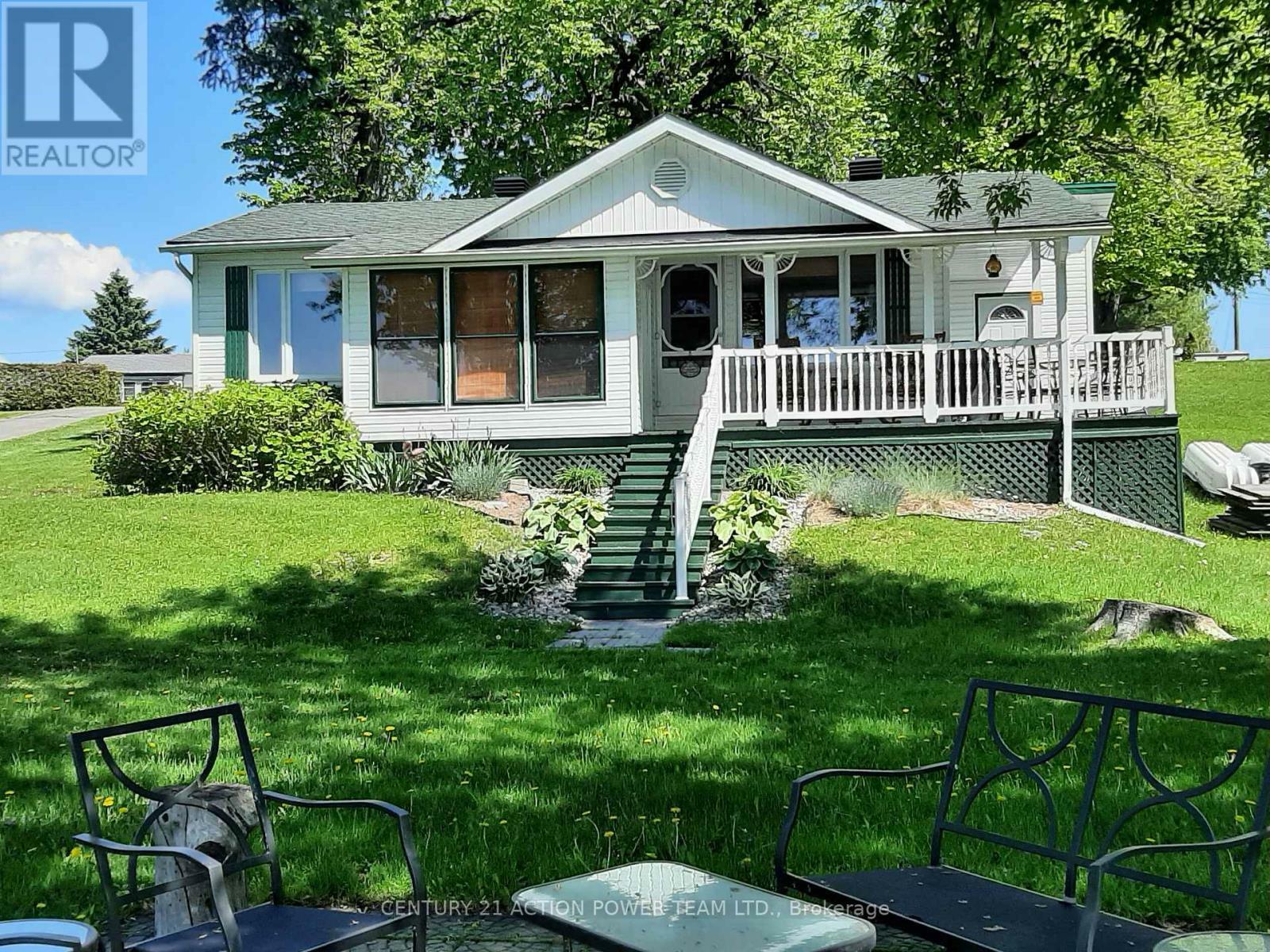 Property Photo: 2839 Domaine Chartrand Street East ON K0B 1J0