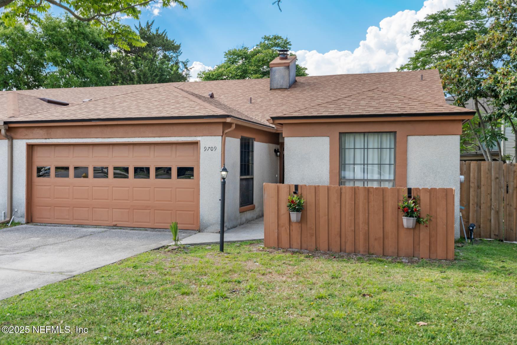 Property Photo: 9709 Fawn Brook Circle N FL 32256