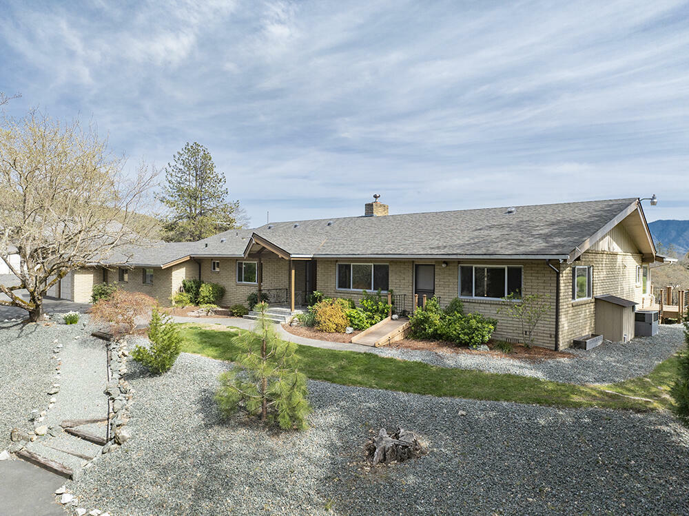 Property Photo: 3320 Upper River Road OR 97526
