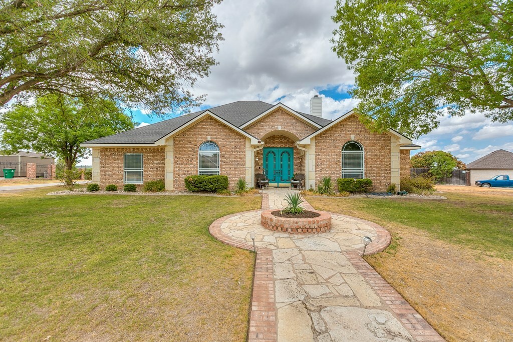 Property Photo: 1001 Avondale Ave TX 76901